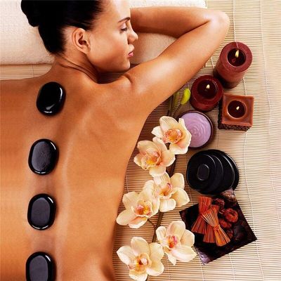 Piedra caliente curativa de Jade Xiuyan para masajes profesionales y relajación en spa.