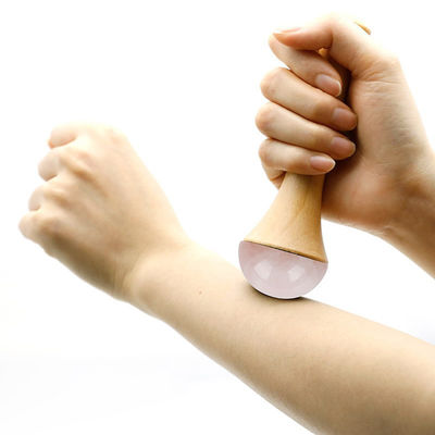 Masajista de cuerpo mango de madera cuarzo rosa para el dragado de meridianos y masaje de relajación Gua Sha