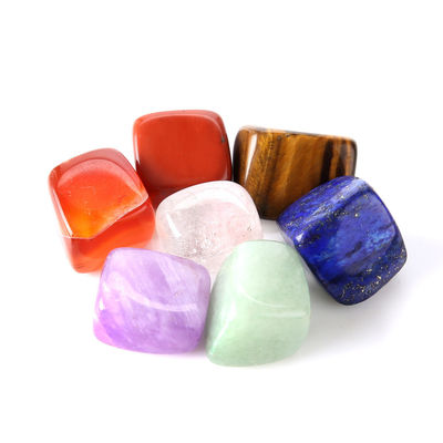 2023 Cristal natural de piedra curativa grabado Chakra Conjunto con estilo religioso India característica regional