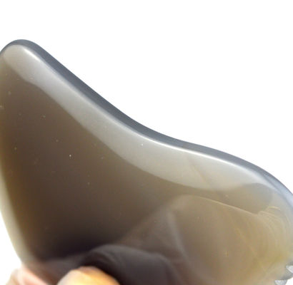 Masajista facial Agate gris Jade Gua Sha Piedra para masaje personalizado herramienta de terapia de raspado