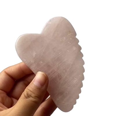 Herramientas de masaje Cuarzo rosa en forma de corazón Gua Sha para un masaje muscular eficaz