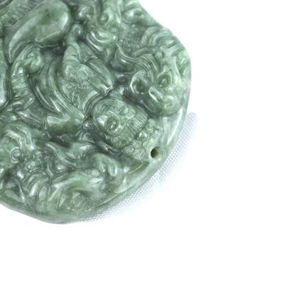 Jade Esmeralda Inmortal Bodhisattva Dragón Colgante Collar Ornamentos Figura tradicional china con rasgo regional
