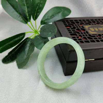 Característica regional Piedra preciosa natural Verde Xiuyan Jade Brazalete para moda Boutique Joyería Brazaletes de dama