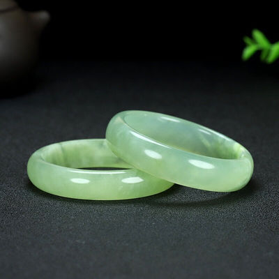 Característica regional Piedra preciosa natural Verde Xiuyan Jade Brazalete para moda Boutique Joyería Brazaletes de dama