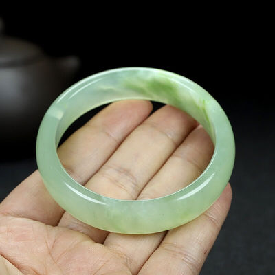 Característica regional Piedra preciosa natural Verde Xiuyan Jade Brazalete para moda Boutique Joyería Brazaletes de dama