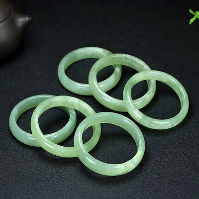 Característica regional Piedra preciosa natural Verde Xiuyan Jade Brazalete para moda Boutique Joyería Brazaletes de dama