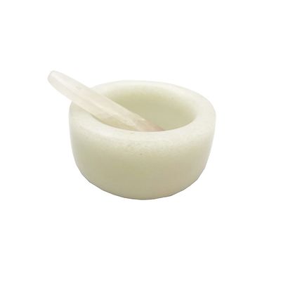 Técnica de la máscara de jade blanco natural pulida en un recipiente y una espátula para lograr una consistencia perfecta de la máscara