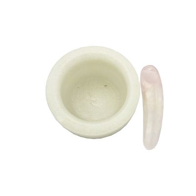 Técnica de la máscara de jade blanco natural pulida en un recipiente y una espátula para lograr una consistencia perfecta de la máscara