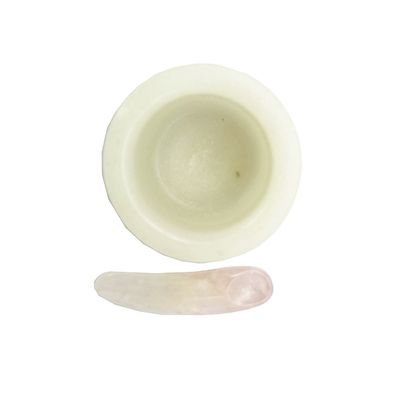 Técnica de la máscara de jade blanco natural pulida en un recipiente y una espátula para lograr una consistencia perfecta de la máscara