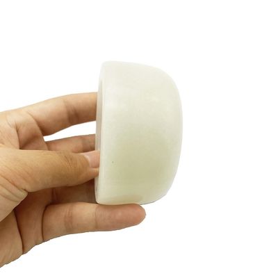 Técnica de la máscara de jade blanco natural pulida en un recipiente y una espátula para lograr una consistencia perfecta de la máscara