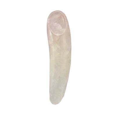 Técnica de la máscara de jade blanco natural pulida en un recipiente y una espátula para lograr una consistencia perfecta de la máscara
