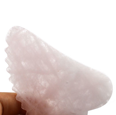Tabla Gua Sha de forma personalizada de cuarzo rosa de mano La herramienta de masaje facial imprescindible