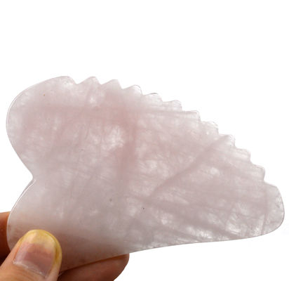 Tabla Gua Sha de forma personalizada de cuarzo rosa de mano La herramienta de masaje facial imprescindible