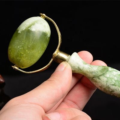 Roller facial de jade verde de Xiuyan Gua Sha Roller de masaje de jade de metal soldado para herramientas de belleza Masajeador facial
