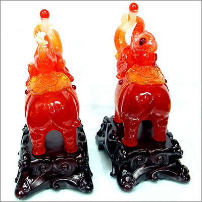 Estatuas de elefantes de ágata roja y jade talladas Una combinación perfecta de técnica y estilo