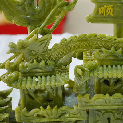 Un bote de jade bellamente tallado para decoración del hogar y regalo de negocios