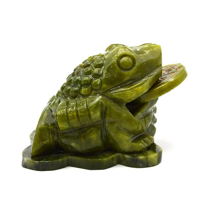La talla de un sapo de jade verde que atrae a la riqueza para el éxito financiero en el Fengshui