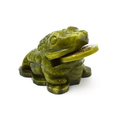 La talla de un sapo de jade verde que atrae a la riqueza para el éxito financiero en el Fengshui