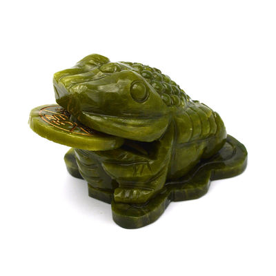 La talla de un sapo de jade verde que atrae a la riqueza para el éxito financiero en el Fengshui