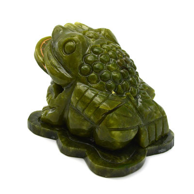La talla de un sapo de jade verde que atrae a la riqueza para el éxito financiero en el Fengshui