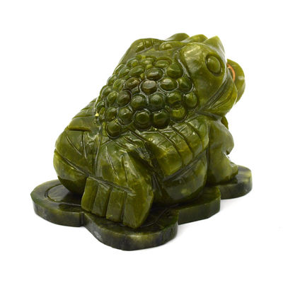La talla de un sapo de jade verde que atrae a la riqueza para el éxito financiero en el Fengshui