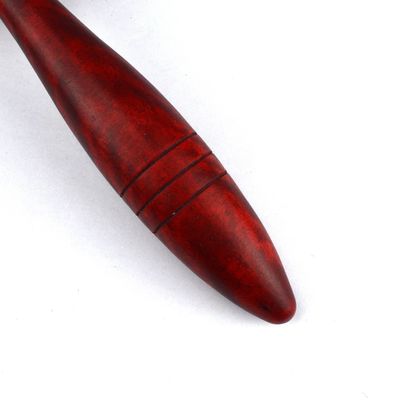 Roller de masaje de madera rojo o amarillo para la terapia facial y el tratamiento antiarrugas