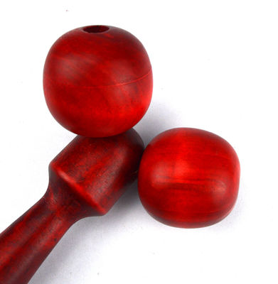 Roller de masaje de madera rojo o amarillo para la terapia facial y el tratamiento antiarrugas