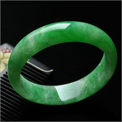 Pedras de cristal personalizadas Esmeralda helada verde de jade Brazalete OEM ODM Aceptado