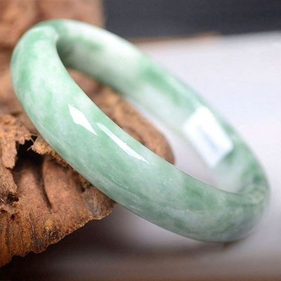 Brazalete de jade verde oscuro natural una pieza de joyería atemporal para su colección