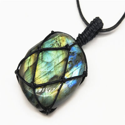 Collar de piedra lunar con colgante de jade incrustado en forma irregular Colgante de mano de punto y diseño Colgantes de encanto lunar