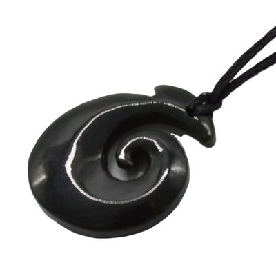 Colgante en forma de gancho de nefritas de jade eternidad con acabado pulido y tallado de Maori Koru de Zelanda