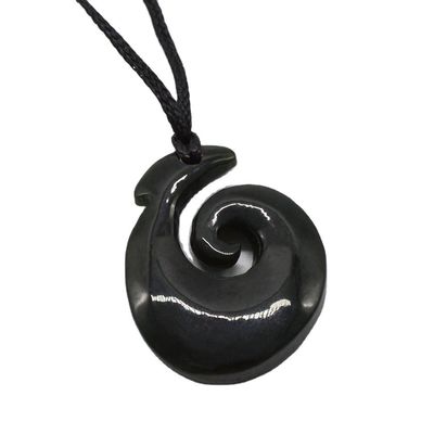 Colgante en forma de gancho de nefritas de jade eternidad con acabado pulido y tallado de Maori Koru de Zelanda