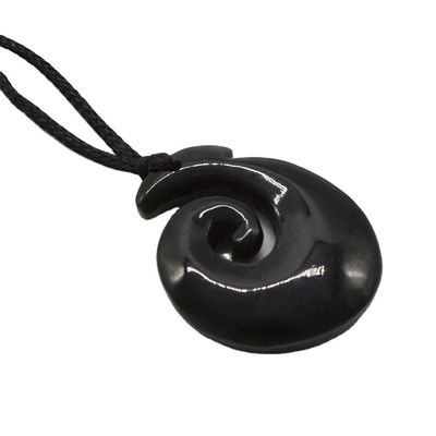 Colgante en forma de gancho de nefritas de jade eternidad con acabado pulido y tallado de Maori Koru de Zelanda