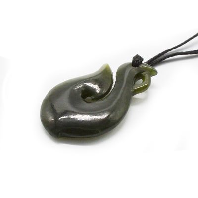 Características regionales Nefrita verde natural Jade pequeño estilizado Maorí Infinity Collar con diseño en forma de S