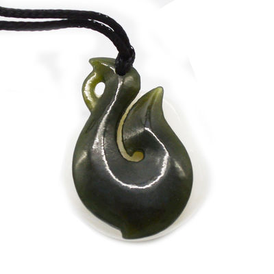 Características regionales Nefrita verde natural Jade pequeño estilizado Maorí Infinity Collar con diseño en forma de S