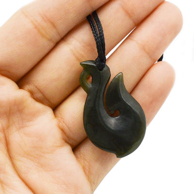 Características regionales Nefrita verde natural Jade pequeño estilizado Maorí Infinity Collar con diseño en forma de S