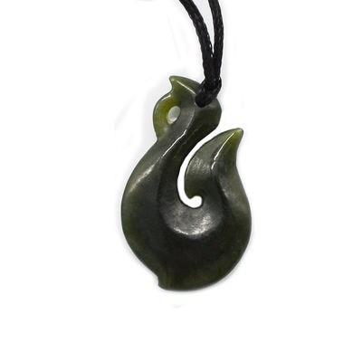 Características regionales Nefrita verde natural Jade pequeño estilizado Maorí Infinity Collar con diseño en forma de S