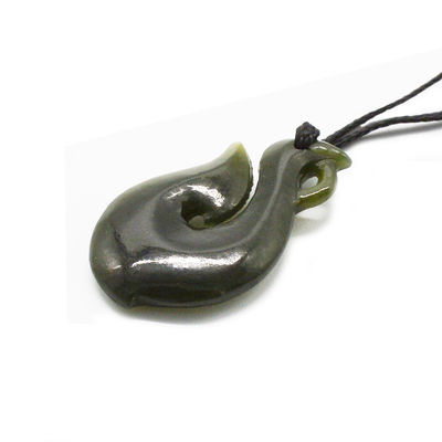 Características regionales Nefrita verde natural Jade pequeño estilizado Maorí Infinity Collar con diseño en forma de S