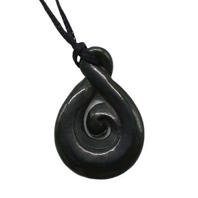 Collar de jade chino de nefritas con talismán de Manaia grabado y tipo de tallado grabado