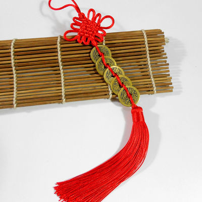 Técnica de soplado de arena El nudo rojo chino del Feng Shui con cinco monedas antiguas Un símbolo de la riqueza y la salud