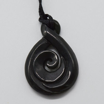 Collar de jade chino de nefritas con talismán de Manaia grabado y tipo de tallado grabado
