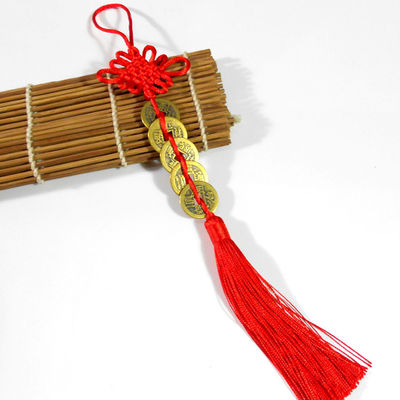 Técnica de soplado de arena El nudo rojo chino del Feng Shui con cinco monedas antiguas Un símbolo de la riqueza y la salud