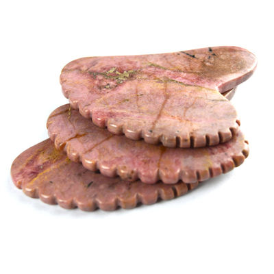Músculos del cuerpo Forma natural del corazón Piedra de rodonita Gua Sha Tabla de raspado Dientes Guasha Piedra de belleza facial Herramienta de masaje para el cuidado de la piel