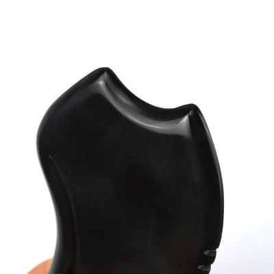 Disponible en forma de corazón Gua Sha herramienta de masaje hecha de piedra natural Bian Negro para la meditación relajante Spa