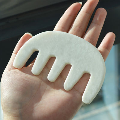 Masajeador de cabeza de spa chino natural blanco Xiuyan Jade Gua Sha Peinado de raspado para 2024 Herramientas de masaje de tendencia