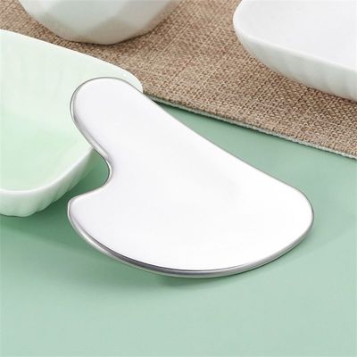 Logotipo personalizado Herramienta de cuidado de la piel de acero inoxidable Tabla Gua Sha en forma de corazón para levantamiento facial Masajista de metal