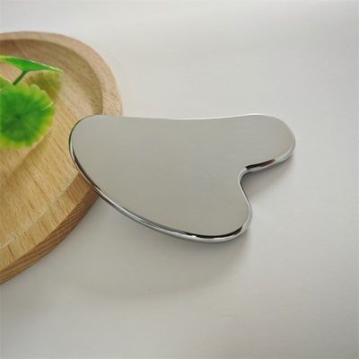 Logotipo personalizado Herramienta de cuidado de la piel de acero inoxidable Tabla Gua Sha en forma de corazón para levantamiento facial Masajista de metal