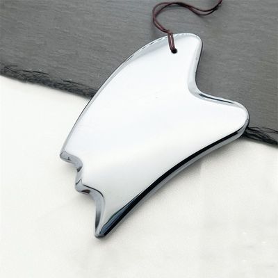 Tabla natural Terahertz Gua Sha Herramienta de masaje facial de forma de corazón de plata Masajista para raspaduras y tratamiento de puntos de disparo