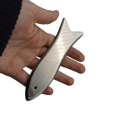 Tabla Guasha de acero inoxidable en forma de pez Herramienta de masaje Guasha de metal tradicional para el cuidado de la salud de la cara y el cuerpo