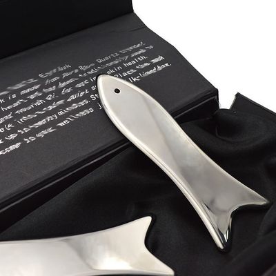 Tabla Guasha de acero inoxidable en forma de pez Herramienta de masaje Guasha de metal tradicional para el cuidado de la salud de la cara y el cuerpo